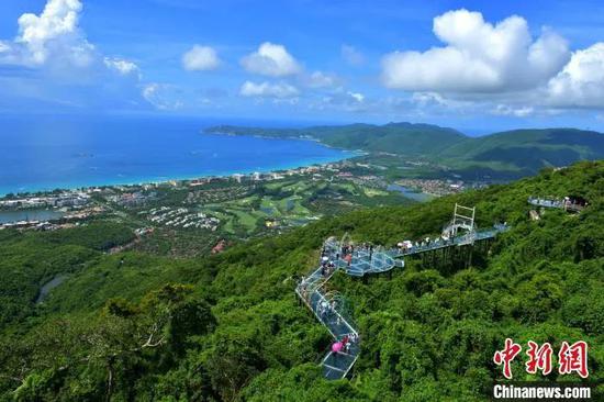 暑期三亚连日天气晴好，游客畅游亚龙湾热带天堂景区。　黄庆优 摄