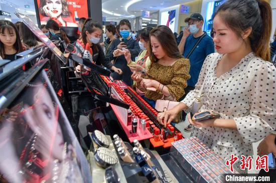 图为在海口日月广场免税店购物的顾客　骆云飞 摄