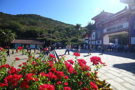 12月18日，三亚南山文化旅游区游人纷至。