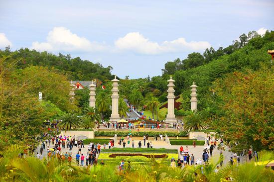 12月18日，游客在三亚南山文化旅游区游览，乐享冬日美景。