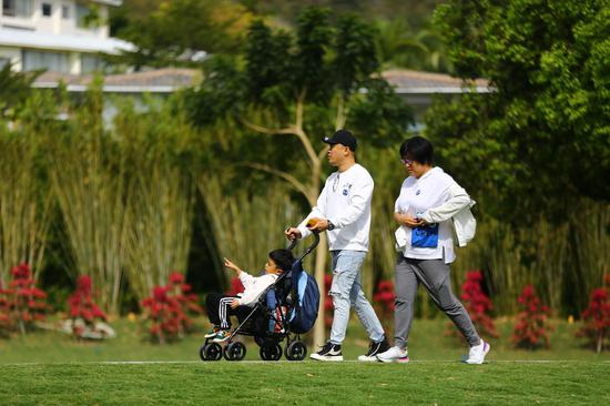 1月10日，家长带着孩子在三亚南山文化旅游区游玩、拍照。  陈文武摄