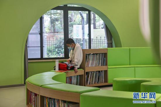 1月24日，一个孩子在海口市龙华区文化馆内读书。新华社记者 张丽芸 摄