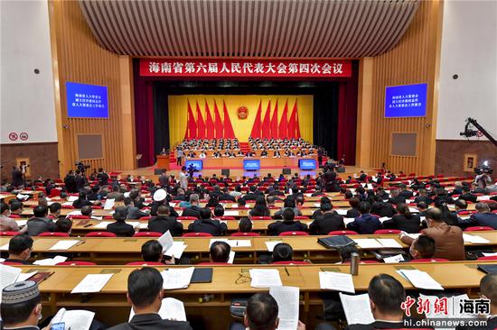 图为海南省第六届人民代表大会第四次会议举行第二次全体会议。骆云飞摄