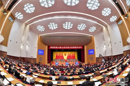图为海南省第六届人民代表大会第四次会议举行第二次全体会议。骆云飞摄
