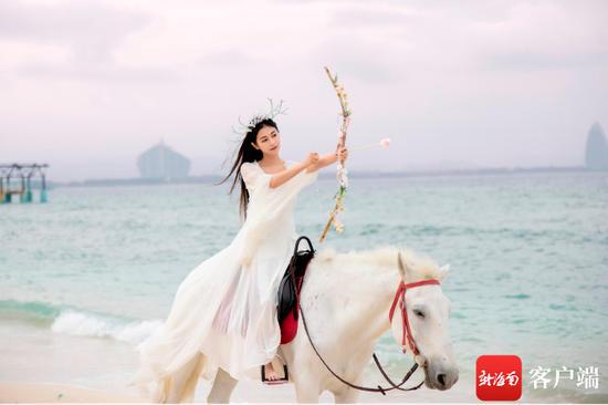 “邵约伦的旅行日记”：一袭白裙一匹白马 用最天然的方式“描写”最美的海南。