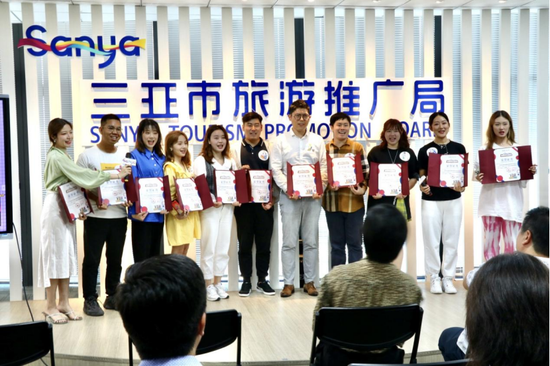 图：活动现场，三亚市旅游推广局为15位体验者颁发2021三亚新青年奇趣岛荣誉岛民称号证书