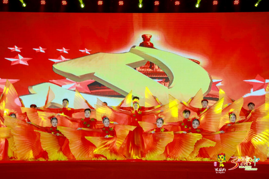 （图：开场舞《灯火里的中国》）