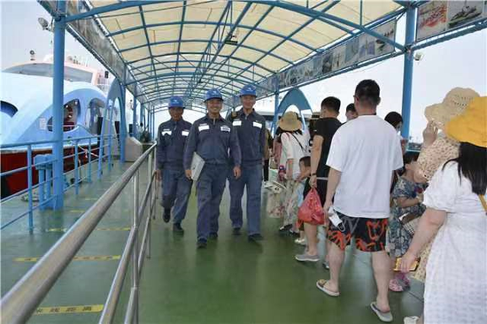 　　图为三亚供电局组织党员服务队到热门景区、商场开展用电设备检查，确保“五一”假期供电安全。刘昌 摄