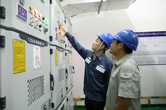　　图：南方电网海南海口供电局客户经理眭原到海口高新区重点项目指导供配电设施整改验收工作。杨永光 摄