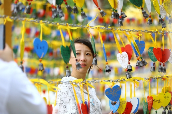 1月31日，游客在三亚南山文化旅游区祈愿长廊里挂心愿牌、拍照