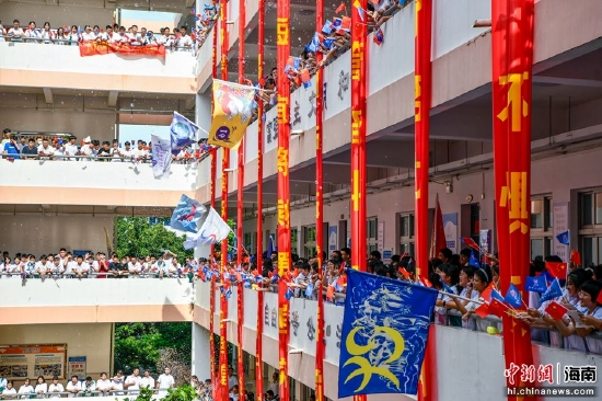 图为海南侨中高三学校“喊楼”释压，迎接高考。骆云飞摄