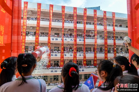 图为海南侨中高三学校“喊楼”释压，迎接高考。骆云飞摄