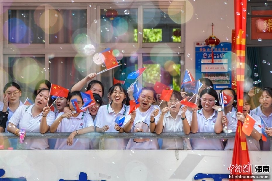 图为海南侨中高三学校“喊楼”释压，迎接高考。骆云飞摄
