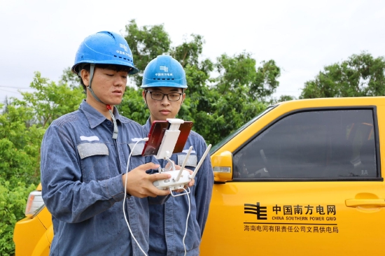 南方电网海南文昌供电局无人机专班开展全覆盖巡检。 王萍摄