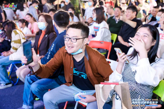 活动现场，精彩的路演推介活动点燃观众们对海南旅游的向往。