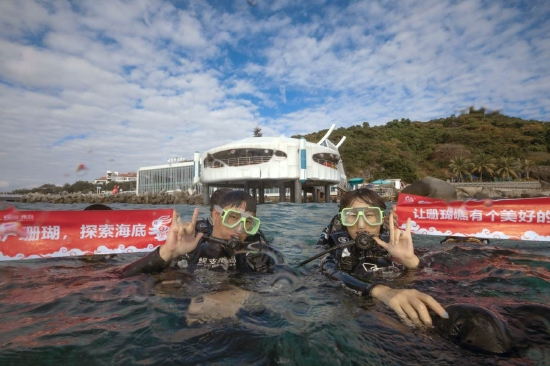 在海底种下生机，向游客传递祝福