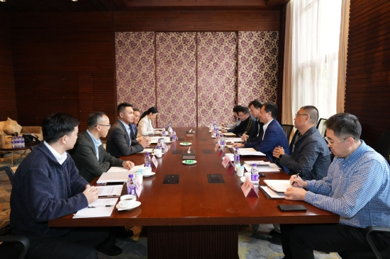 　　海南省税务局积极开展全国人大代表政协委员走访活动，面对面听取意见，零距离接受监督。图为该局党委书记、局长刘磊上门走访第十四届全国政协委员、观澜湖集团主席兼行政总裁朱鼎健并进行交流座谈。（摄影：傅启旭）
