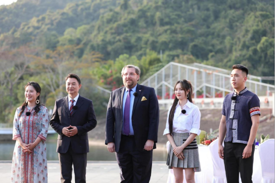 首档驻华大使生活纪实节目《大使家宴》在保亭开拍