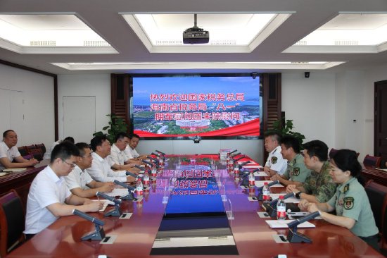 　　（图为国家税务总局海南省税务局“八一”拥军慰问团在中国人民解放军总医院海南医院开展专题慰问活动）