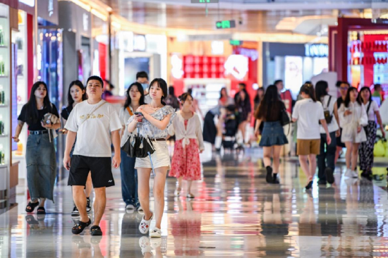 国庆黄金周期间，游客及消费者在GDF免税城购物（GDF免税城供图）