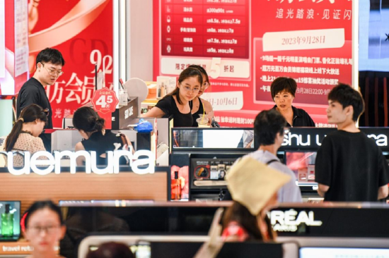 国庆黄金周期间，游客及消费者在GDF免税城购物（GDF免税城供图）