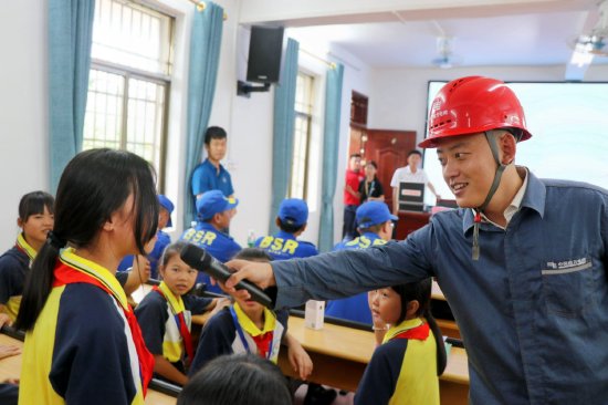 图说：海南电网万宁供电局青年志愿者节能周到长丰镇中心
