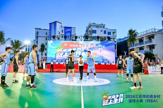 三亚市人大常委会副主任张颖出席并为大赛开球（图中间）