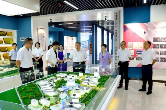 罗时祥一行参观海南软件职业技术学院校史馆