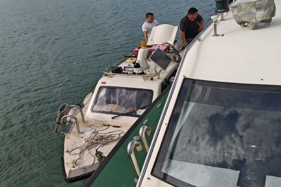 海警执法员救助遇险群众