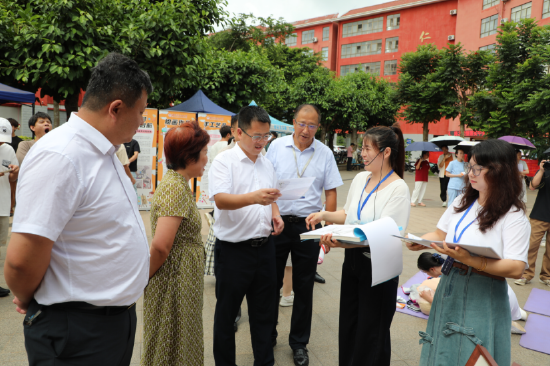 海南科技职业大学党委副书记、执行校长郑兵(左三)参观基础医学部学生展示的作品
