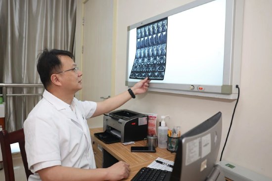 医疗保健中心刘涛主任为患者查看影片结果