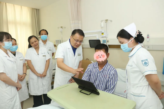 医疗保健中心刘涛主任团队为患者开展认知筛查