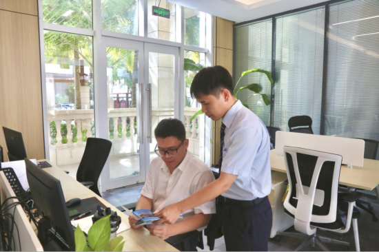 建行三亚崖州湾科技支行为园区企业提供上门金融服务。
