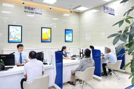 建行三亚崖州湾科技支行员工为客户提供金融服务。