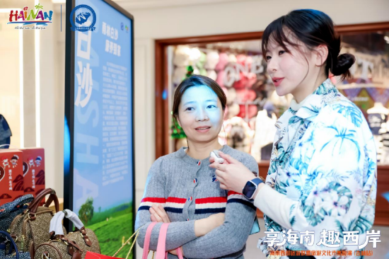 工作人员在向市民介绍旅游线路