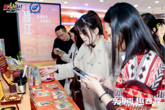 黎锦苗绣文创品受到当地市民青睐