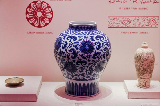 清代青花缠枝莲纹罐