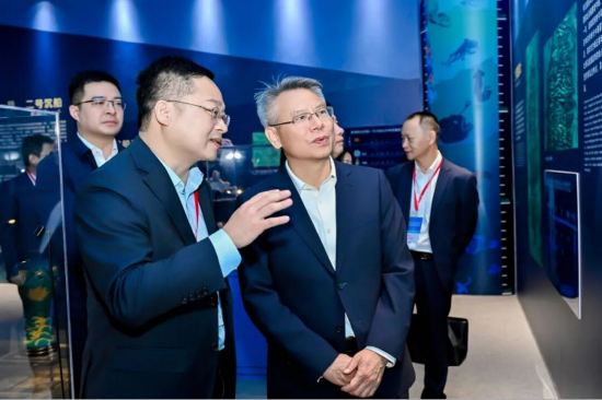 与会嘉宾及首批旅客参观展区