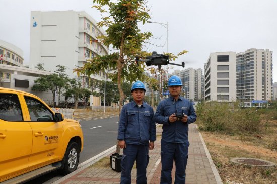 海口供电局工作人员对供电线路进行巡视检查。（杨永光）