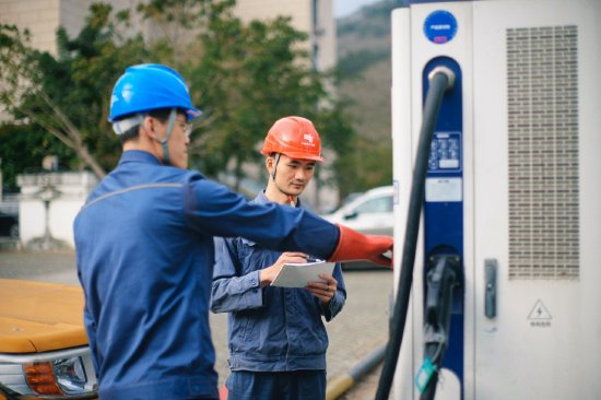 五指山供电局工作人员对辖区文旅景点等重点场所的充电桩进行检查排查。（吴翔）