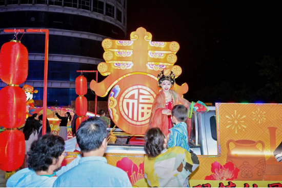 3月3日，昌江举办元宵节花车巡游。