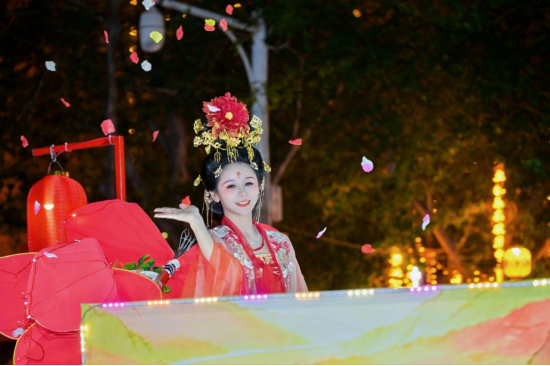 3月3日，昌江举办元宵节花车巡游。