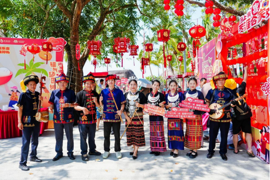  3月3日，以“好运天涯・福乐加‘马’”为主题的元宵喜乐会在三亚天涯海角游览区举办。