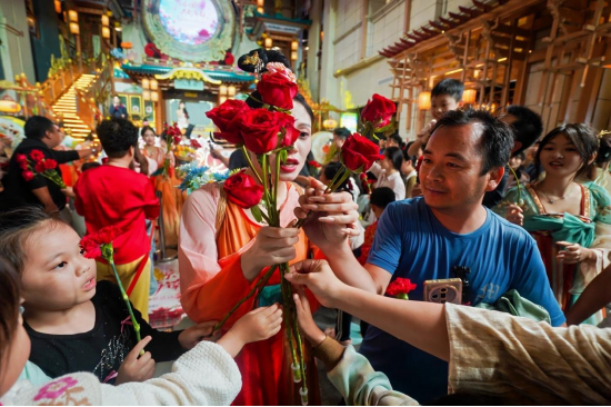 “花神”给市民游客送上祈福鲜花。