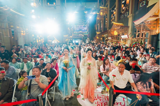 十二位“花神”身着华服亮相2026 年海南元宵换花节。