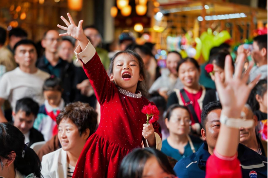 3月3日，2026年海南元宵换花节活动现场，市民游客踊跃参与活动。