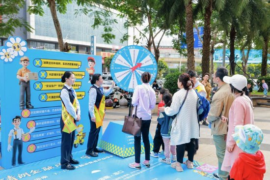 图为群众踊跃参与互动体验·