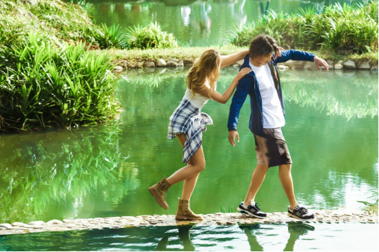 在呀诺达雨林文化旅游区里游玩的游客。郭振莹 摄