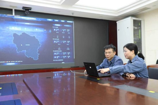 海南电网海口供电局保供电工作人员在智慧保供电系统查看保供电场所用电负荷情况。杨永光 摄