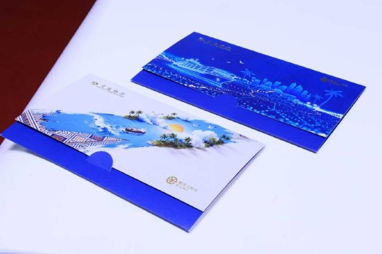 交通银行在消博会期间发行的主题硬钱包。
